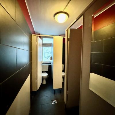 9. Moderne Toilettenanlage
