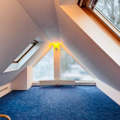 17. Dachboden M. Giebelfenster