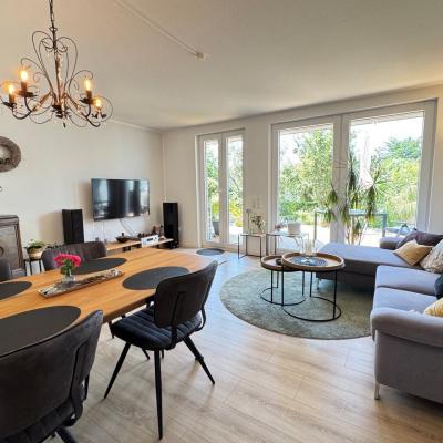 8. Bodentiefe Fenster Mit Blick In Den Garten